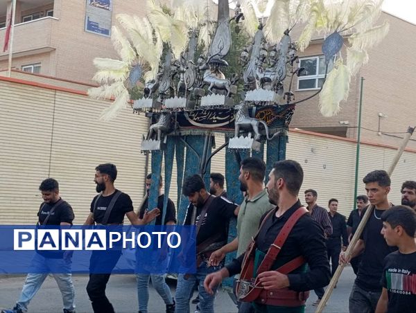 اجتماع بزرگ نوجوانان حسینی در دسته عزای احلی من العسل در کاشان