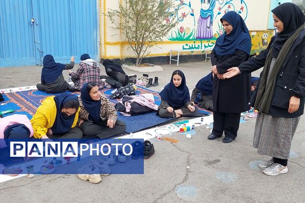 نمایشگاه دست سازه‌های دانش‌آموزان مدرسه شهید شرافت بهارستان‌دو