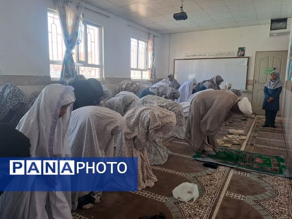نماز جماعت در نمازخانه آموزشگاه زهرا عبداللهیان ارغا 