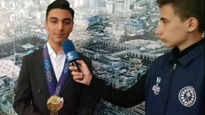 موفقیتم را به خانواده و معلمانم تقدیم می‌کنم