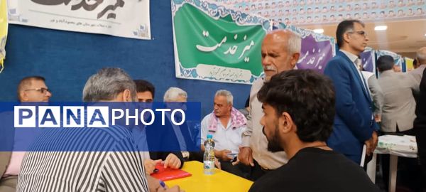 برپایی میز خدمت ادارات در مصلای نماز جمعه شهرستان محمودآباد