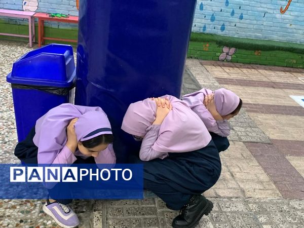 برگزاری مانور زلزله در دبستان فرهنگ منطقه ۱۳