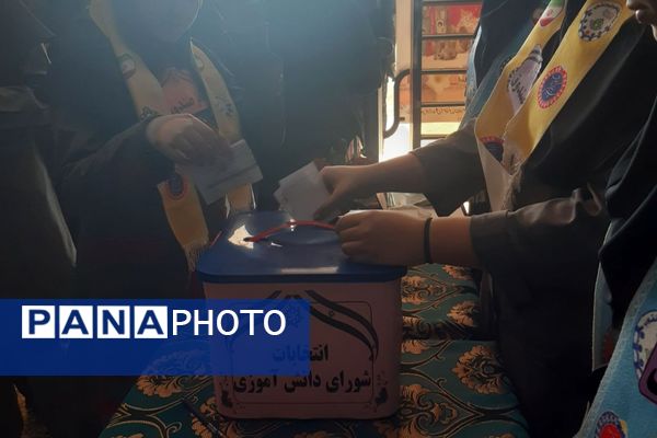 برگزاری انتخابات شورای دانش‌آموزی در دبیرستان فرزانگان قائمشهر