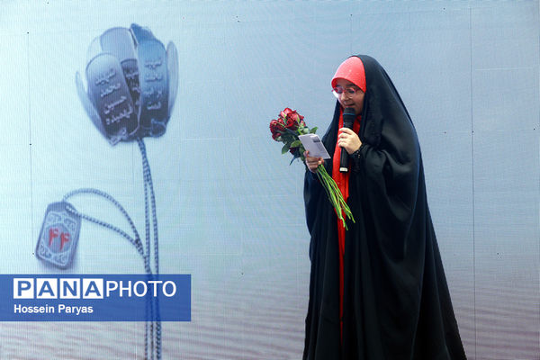 همایش گرامیداشت هفته دفاع مقدس و تجلیل از رزمندگان وزارت آموزش‌وپرورش