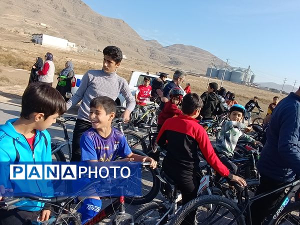 برگزاری همایش دوچرخه‌سواری در آشخانه به‌مناسبت روز دانش‌آموز 
