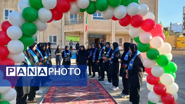 نواختن زنگ استانی مهر، ایثار و مقاومت در مدرسه نمونه دولتی ۹ دی به مناسبت آغاز سال تحصیلی و هفته دفاع مقدس