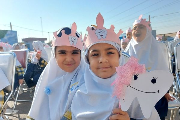 افتتاحیه پویش سلامت دهان و دندان و اجرای طرح وارنیش فلوراید در منطقه کهریزک 