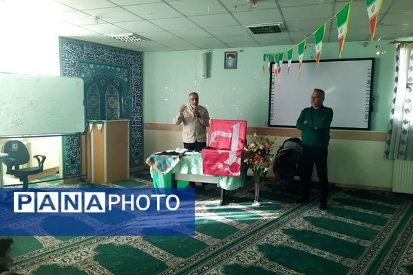  آیین پرچم‌گردانی به یاد امام حسین(ع) در مدارس فیروزکوه