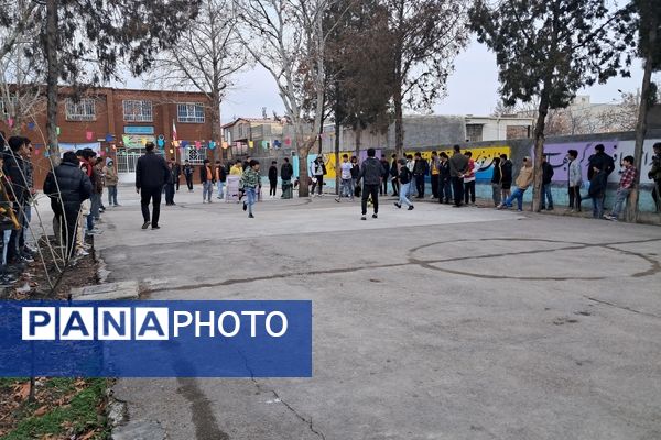 برگزاری مسابقه فوتبال گل کوچک درون مدرسه‌ای به‌مناسبت دهه فجر دبیرستان  پژوهش آشخانه 