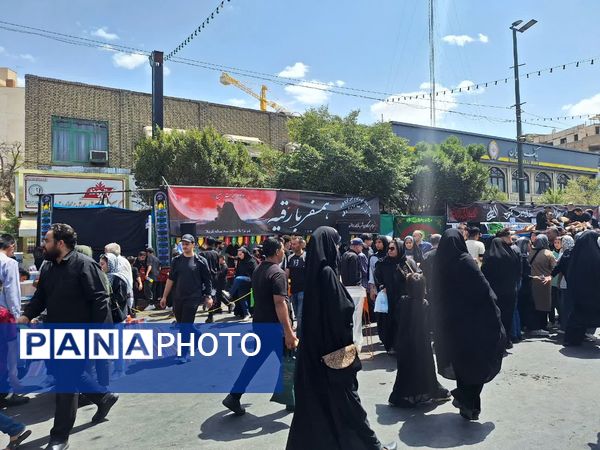 قدم‌هایی تا بهشت؛ جاماندگان اربعین در مشهد رهسپار حرم مطهر رضوی شدند