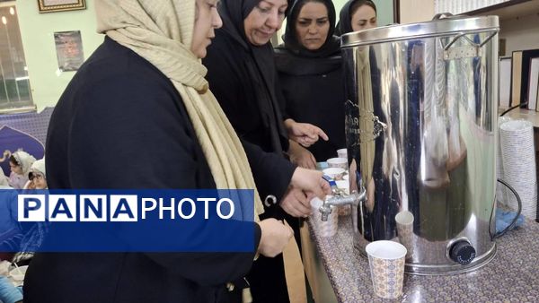مراسم افطاری در دبستان دخترانه شهید باهنر با حضور دانش‌آموزان و اولیاء