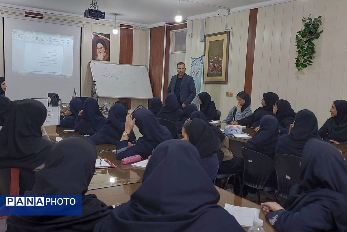 کارگاه مشاوره تحصیلی در دبیرستان دخترانه شهید محمدتقی دستغیب ناحیه 3 شیراز