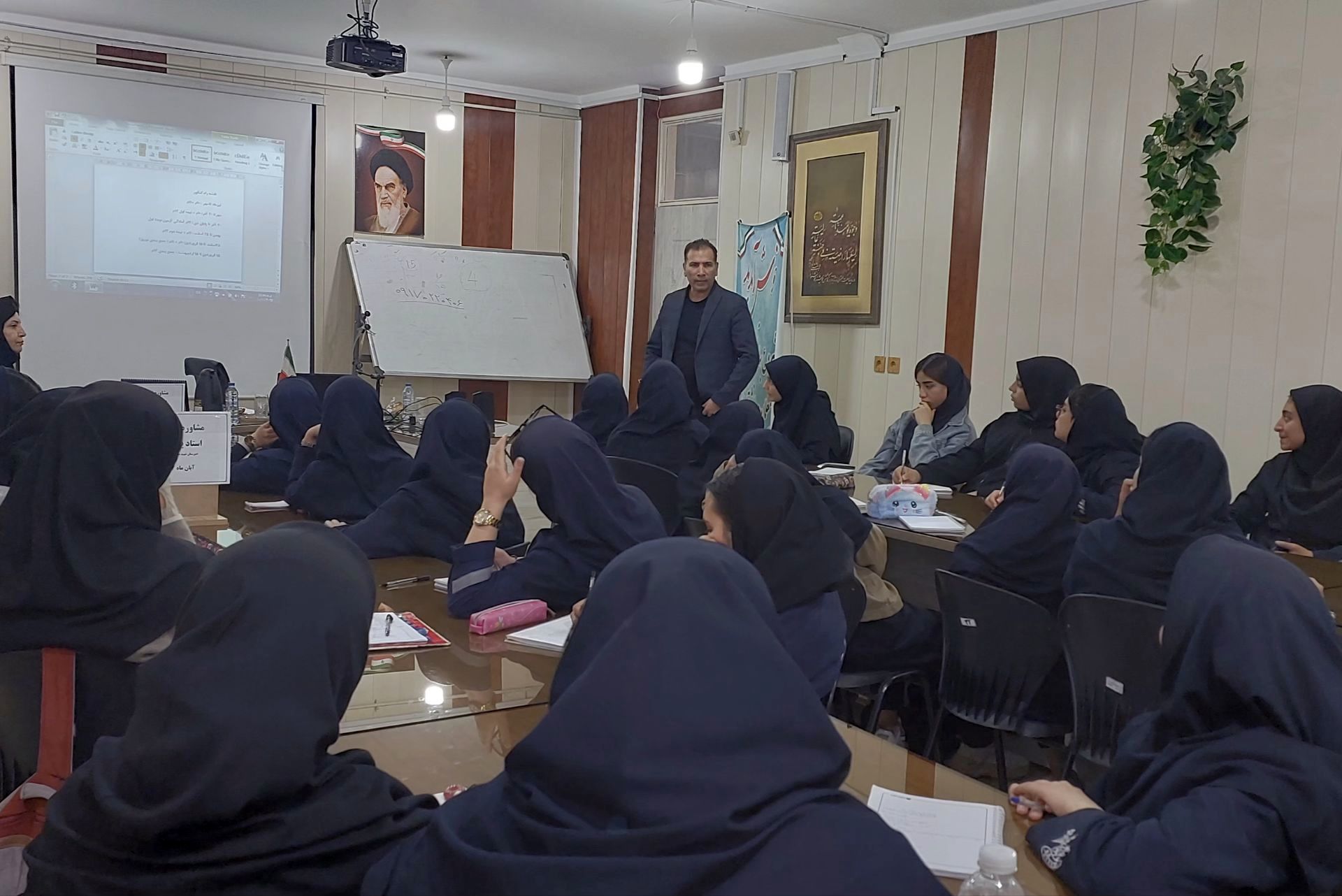 کارگاه مشاوره تحصیلی در دبیرستان دخترانه شهید محمدتقی دستغیب ناحیه 3 شیراز