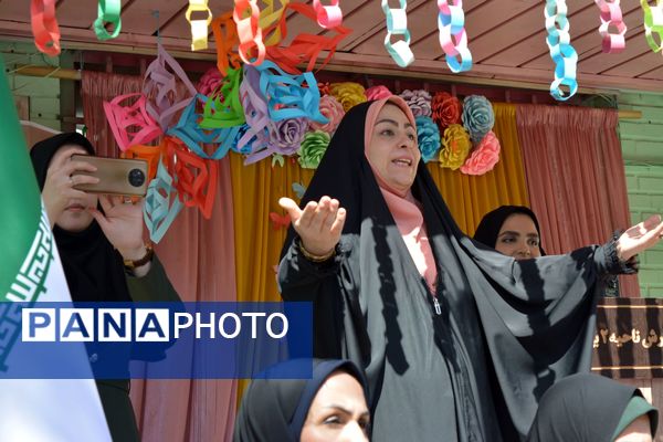 جشن عاطفه‌ها؛ لبریز از مهربانی در دبستان دخترانه قدر بهارستان ۲
