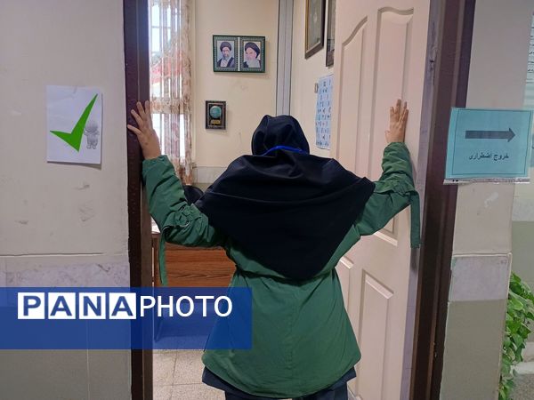 مانور زلزله و ایمنی در مدرسه هوشیار