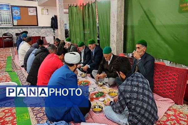 اعتکاف دانش‌آموزی در مسجد جامع شهر بار نیشابور 