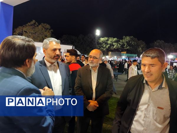 بازدید عضو شورای اسلامی شهر مشهد مقدس از غرفه منطقه ۱۰ شهرداری در بوستان ملت