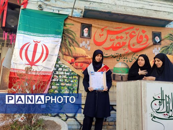 مراسم اعطای حکم و نشان فرماندهی بسیج دانش آموزی دبیرستان شاهد تکتم ناحیه۳
