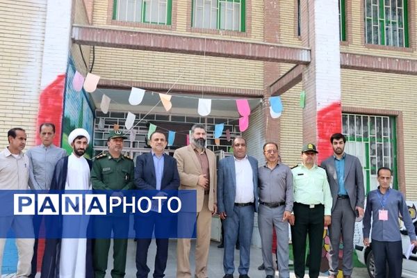 مردم قلعه‌گنج پای کار ایران