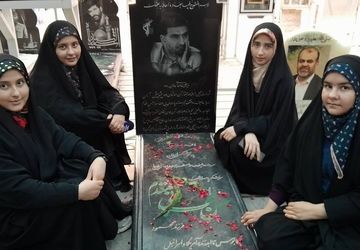 دانش‌‌آموز خبرنگاران پانا در گلزار شهدا؛ روایت‌گری کنار مزار قهرمانان