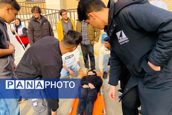 پشت‌صحنه آماده‌سازی مانور زلزله در مدرسه استاد مطهری رباط‌کریم