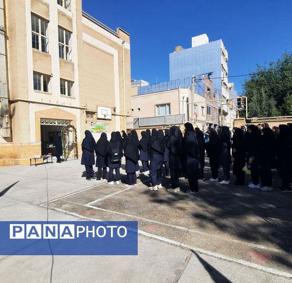 دانش‌آموزان دبیرستان نمونه فضیلت با شوروشوق به استقبال سال تحصیلی جدید رفتند