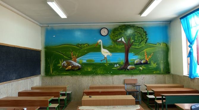 نیمکت‌هایی که منتظر همکلاسی‌ها است