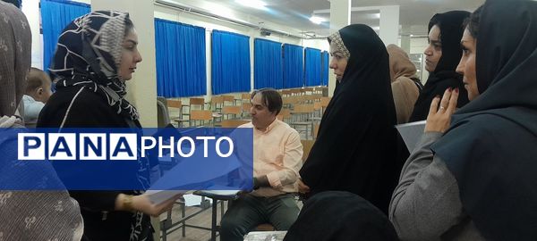 دیدار ماهانه اولیا با دبیران در شهیدستان انقلاب اسلامی ناحیه ۳ کرج