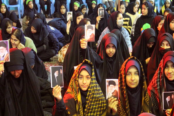 حضور پررنگ دانش‌آموزان دختر در آیین فاطمیون کرمان