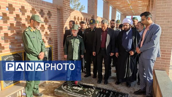 آغاز هفته بسیج دانشآموزی با غبارروبی مزار شهدای جوادالائمه توسط مسئولان و دانشآموزان بسیجی