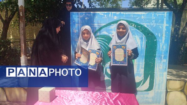 تقدیر از دانش آموزان فعال و تکریم همسر و فرزندان شهدای دبستان شاهد حاج تقی آقا بزرگ مشهد