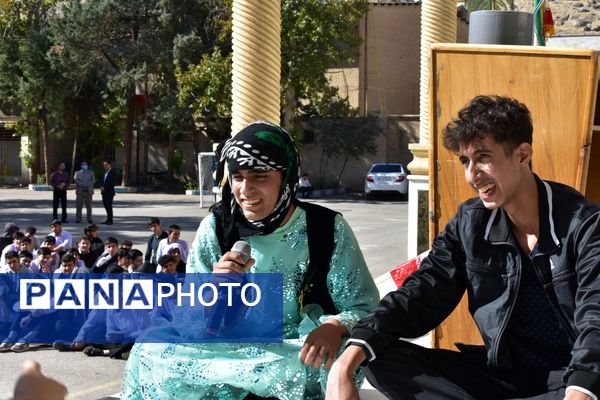 جشن روز دانش‌آموز در دبیرستان امام خمینی (ره) با حضور مسئولان، ورزشکاران و هنرمندان برگزار شد