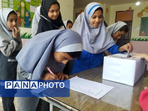 انتخابات شورای دانش آموزی در مدرسه تکتم خلیل آباد 