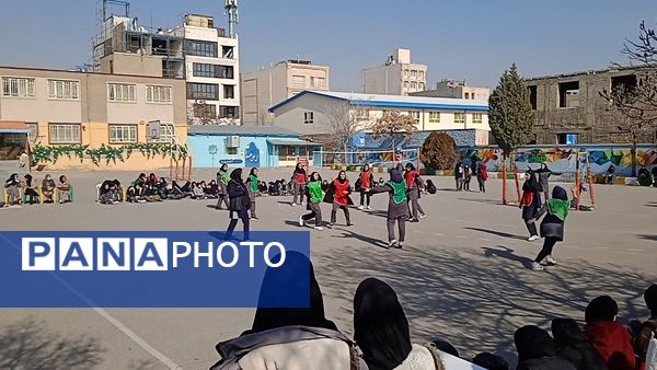 مسابقه هندبال به‌مناسبت دهه فجر در دبیرستان صدیقه 2 