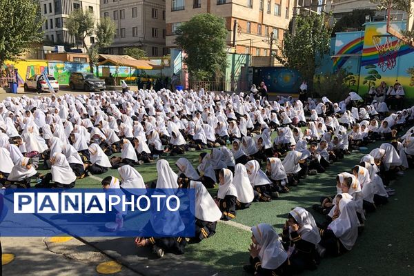 نواختن زنگ مصباح الهدی توسط مدیر آموزش و پرورش ناحیه 2 شهرری در دبستان طواف و معماریان 