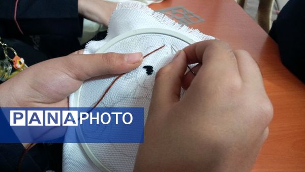 برگزاری کارگاه گلدوزی دانش‌آموزان پایه ششم دبستان لاله‌های انقلاب ناحیه 3 کرج 