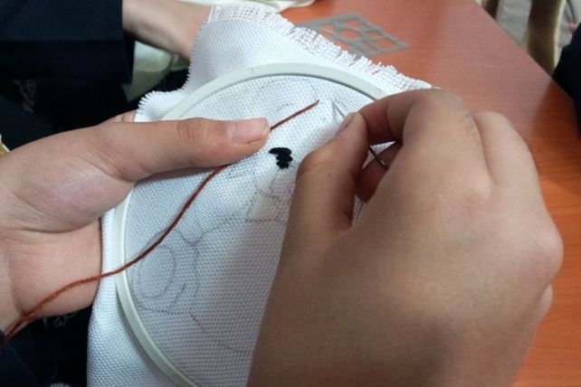 برگزاری کارگاه گلدوزی دانش‌آموزان پایه ششم دبستان لاله‌های انقلاب ناحیه 3 کرج 