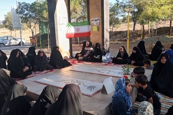 قرائت زیارت عاشورا در مزار شهدای گمنام شهر رباط‌سنگ 