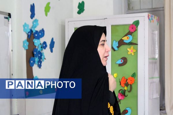حضور پلیس در دبستان فاطمهالزهرا برای آموزش پیشگیری از آسیبهای اجتماعی