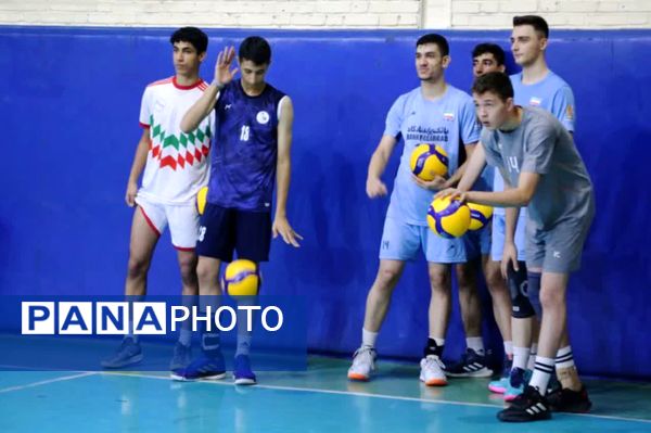 پایان اردوی انتخابی تیم ملی والیبال دانشآموزی دختران و پسران در خوزستان