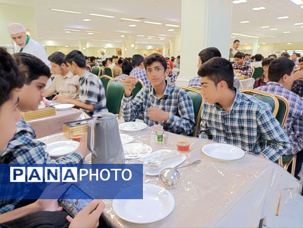 اجتماع 5 هزار نفری نوجوانان دانش آموز در حرم مطهر رضوی 