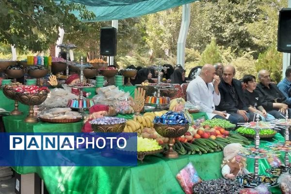 برپایی سفره‌ی احسان در محوطه بیمارستان فوق تخصصی آیت‌الله یثربی کاشان