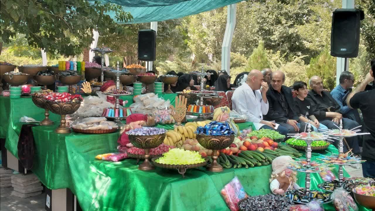 برپایی سفره‌ی احسان در محوطه بیمارستان فوق تخصصی آیت‌الله یثربی کاشان