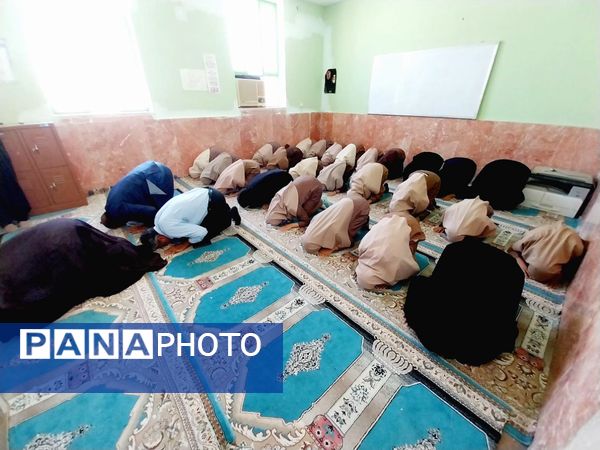 نماز جماعت در آموزشگاه شکوه زاویه فین