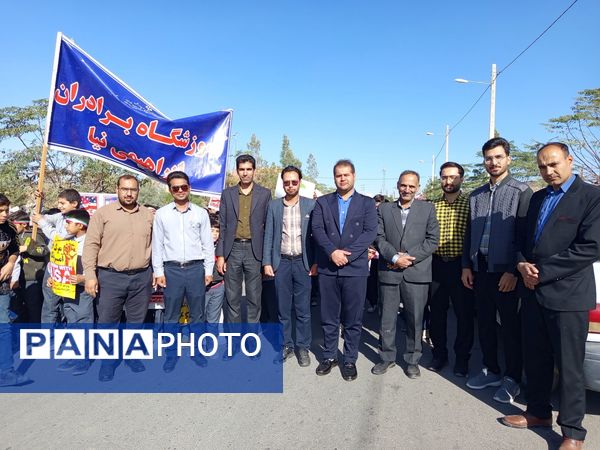 قدم‌های کوچک، ایمان‌های بزرگ؛ حضور باشکوه دانش‌آموزان دبستان برادران ابراهیمی‌نیا در ۱۳ آبان