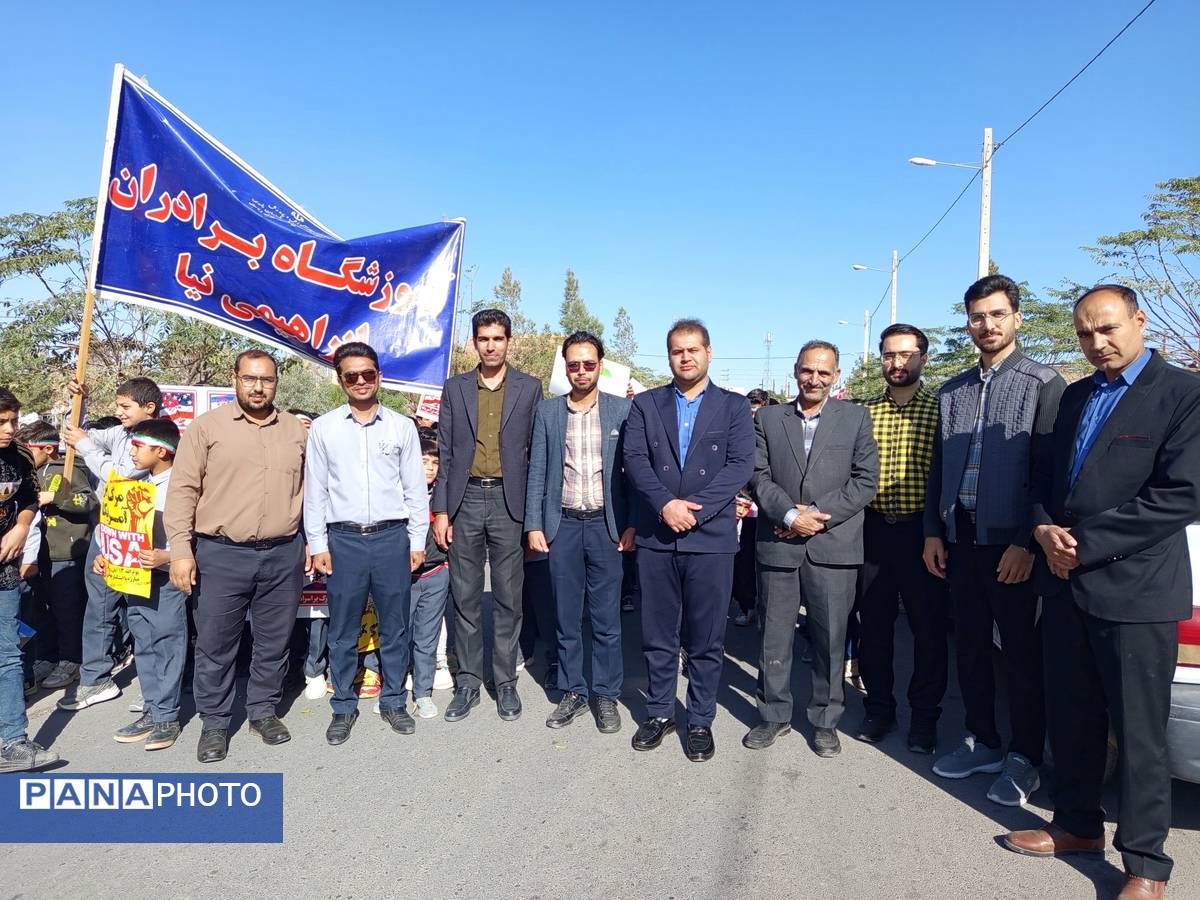 قدم‌های کوچک، ایمان‌های بزرگ؛ حضور باشکوه دانش‌آموزان دبستان برادران ابراهیمی‌نیا در ۱۳ آبان