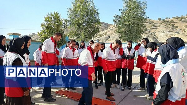 برگزاری مانور پدافند غیر عامل در دبیرستان الزهرا دیشموک 