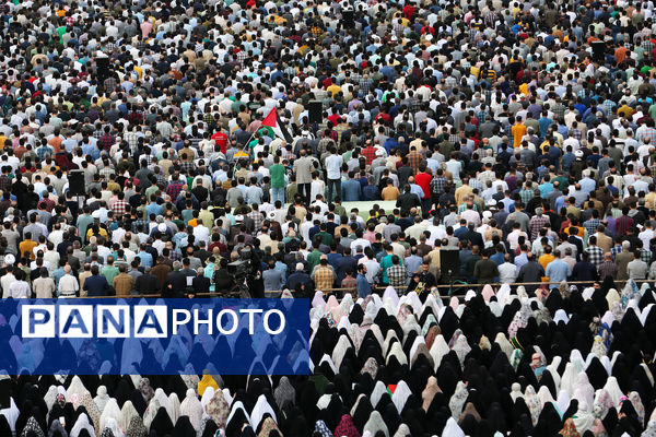 اقامه نماز عید فطر به امامت رهبر انقلاب اسلامی