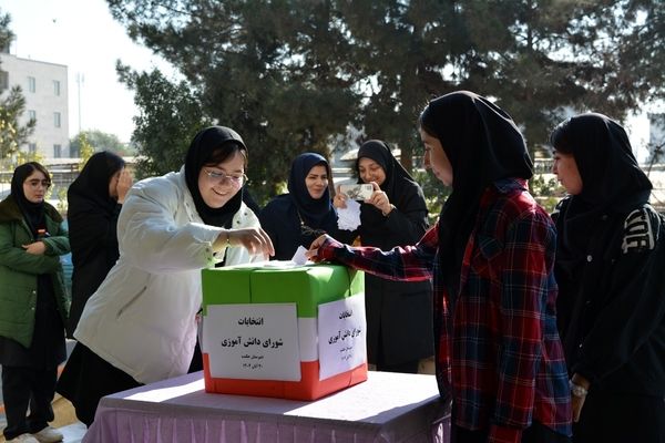 تجربه تمرین دموکراسی دانش‌آموزان مدرسه حکمت در انتخابات شورای دانش‌آموزی