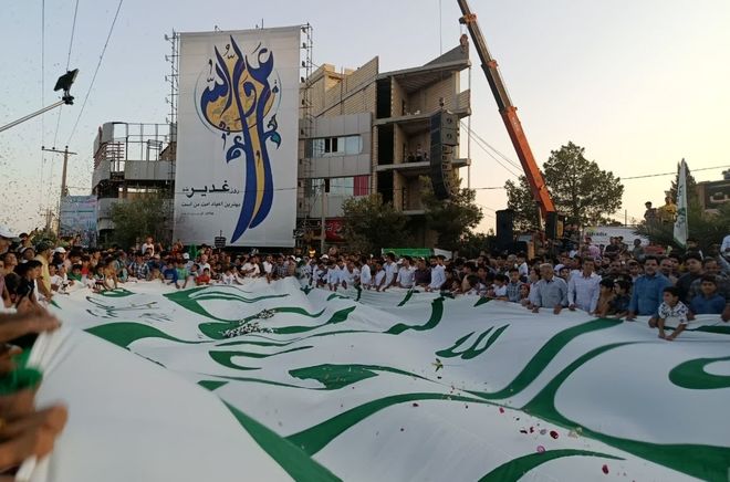 برافراشتن پرچم تشیع در میدان شهید صدوقی میبد 